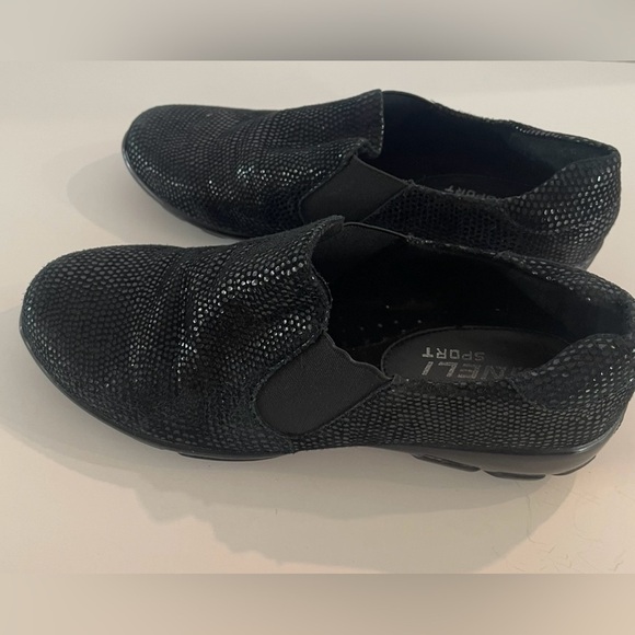 Vaneli Sport Women shoe US 5
Anemone Black SlipOn ComfortWalking 
Excellent cond - Picture 5 of 5